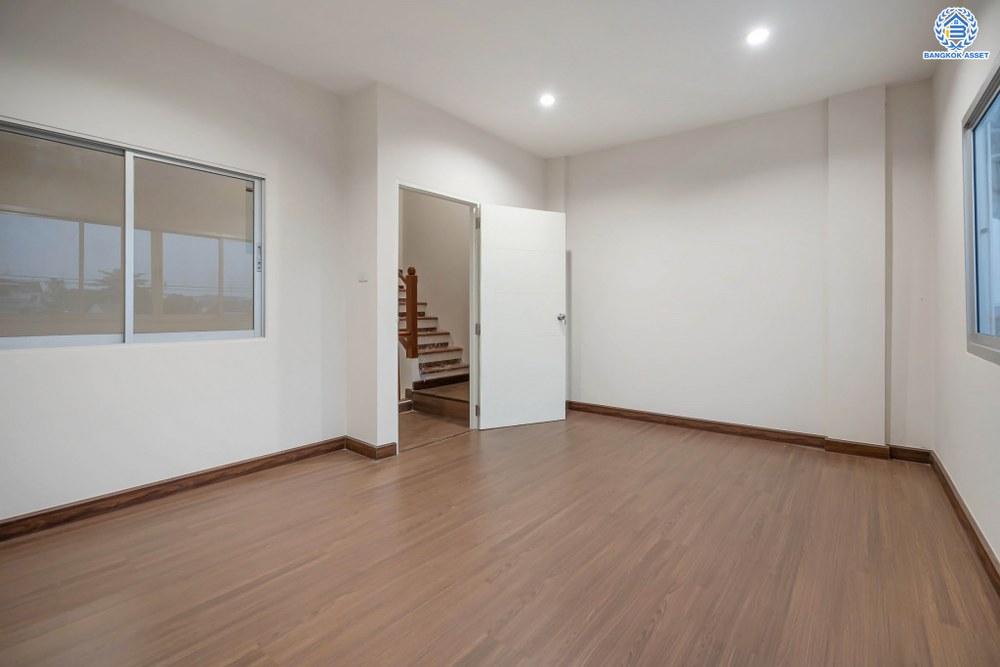 บ้านมือสองตกแต่งใหม่ โครงการ ไชน่าทาวน์ รามอินทรา8 เนื้อที่ 22 ตร.ว. ฟังก์ชัน 3 ห้องนอน 3 ห้องน้ำ 1 ที่จอดรถ บนทำเลศักยภาพ เชื่อมต่อถนนรามอินทรา ถนนลาดปลาเค้า ถนนเกษตรนวมินทร์ ใกล้รถไฟฟ้าสายสีเชียว "สถานีเสนานิคม" และทางด่วน "ฉลองรัช"